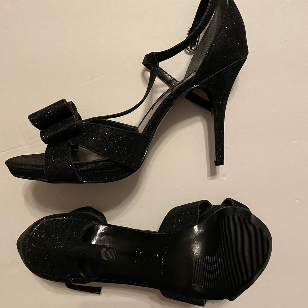 NWOT Black sparkly Nina heels with bow on front